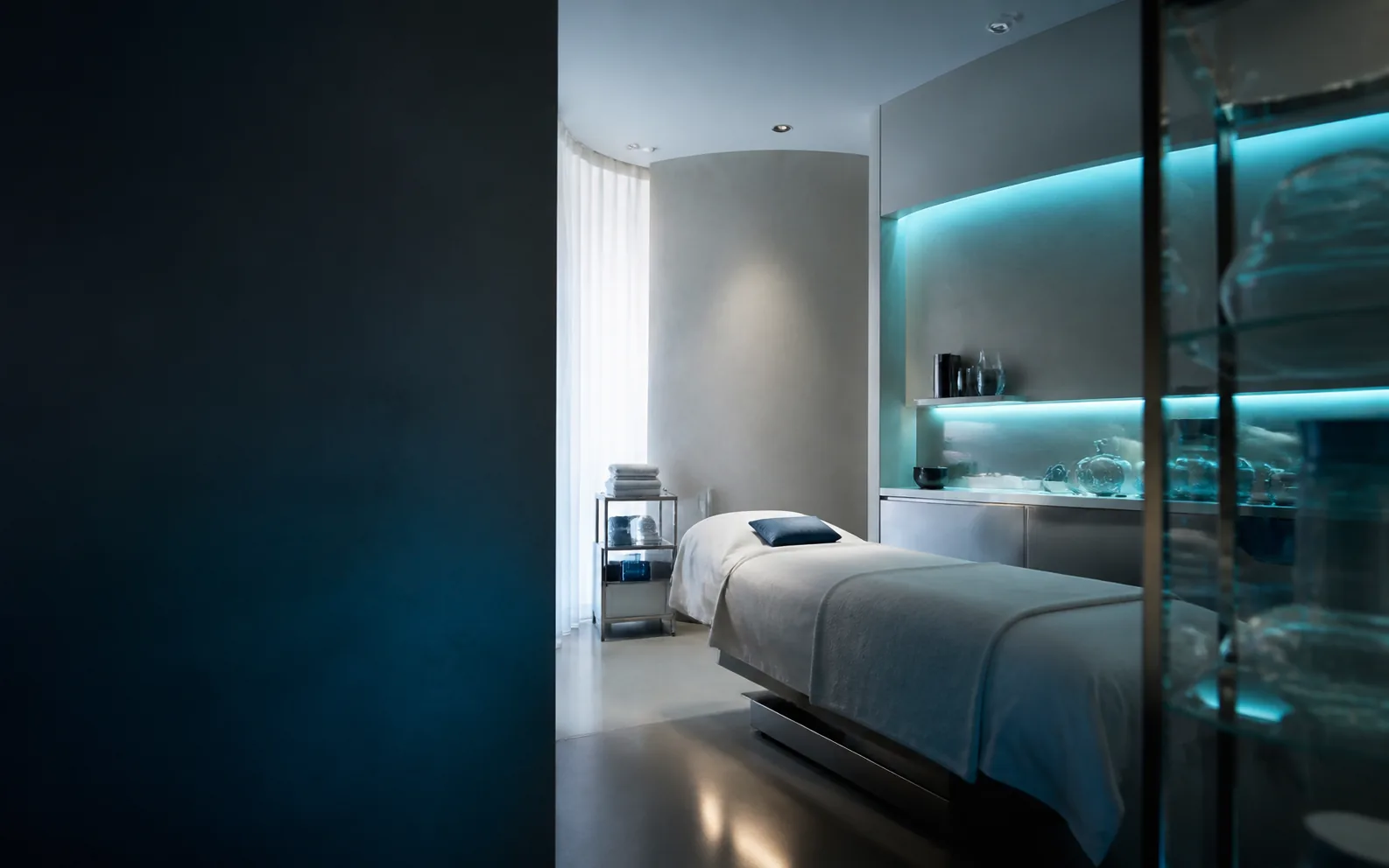 Editorial interpretation of a luminous modern aesthetic treatment room